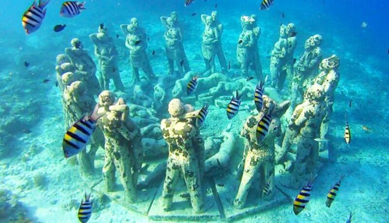 Adventure for 4 hours Exploring the beauty of the marine life of the Gili Islands, you can book this tour departing from Gili Trawangan, Gili Meno, Gili Air or Lombok, a 4-hour journey with 4 snorkeling spots, namely the Underwater NEST statue resembling a human with the same size and located about 13 feet from the surface of the beach is the work of Jason deCaires Taylor,He is a famous sculptor whose work has spread to England, the Caribbean, the Canary Islands and many more.